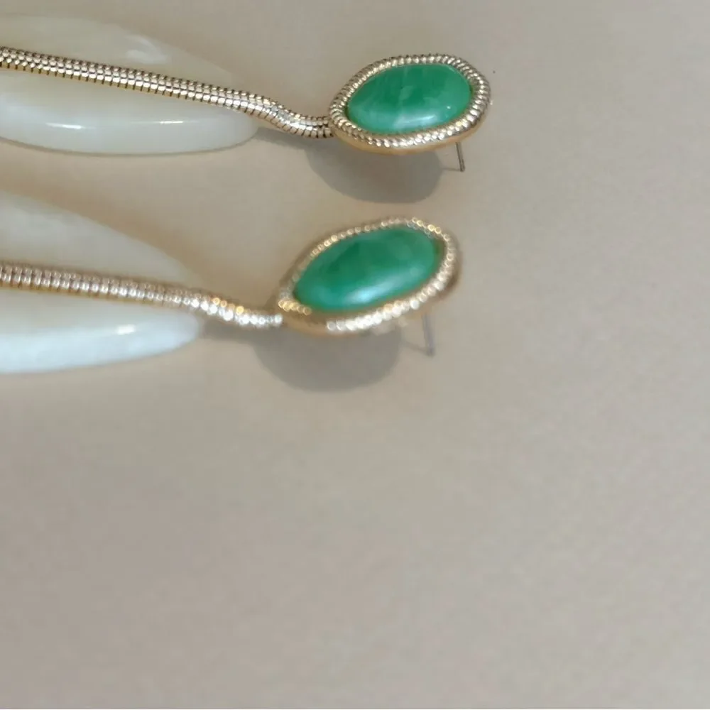 Elegant Green and White Drop Earrings N1488